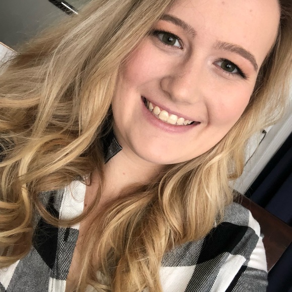 Meet your Posher, Danielle - Picture 3 of 3